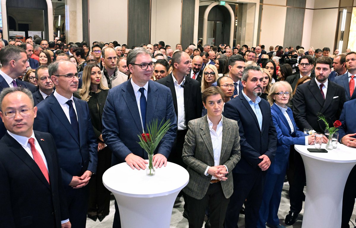 sns_srbija's tweet photo. Председник Републике Србије Александар Вучић @avucic присуствовао је пријему поводом 76. годишњице оснивања Народне Републике Кине и 70 година пријатељства народа Кине и Србије и поручио да је поносан на поверење и блиске везе две земље.
https://t.co/FCzd2fzZnC https://t.co/djeN011UCs