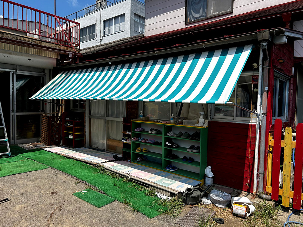 tentsheet's tweet photo. 【施工事例】前橋市の保育園にて巻上テントの緊急修理を実施しました

腐食により落下の危険があった支柱を交換し、テント生地も張り替え。園児たちの安全を最優先に、迅速対応で工事完了。
園長先生からも感謝のお言葉をいただきました

https://t.co/w3ymDVxs7l

#テント修理 #保育園 #施工事例 https://t.co/5ZaTSXoe72