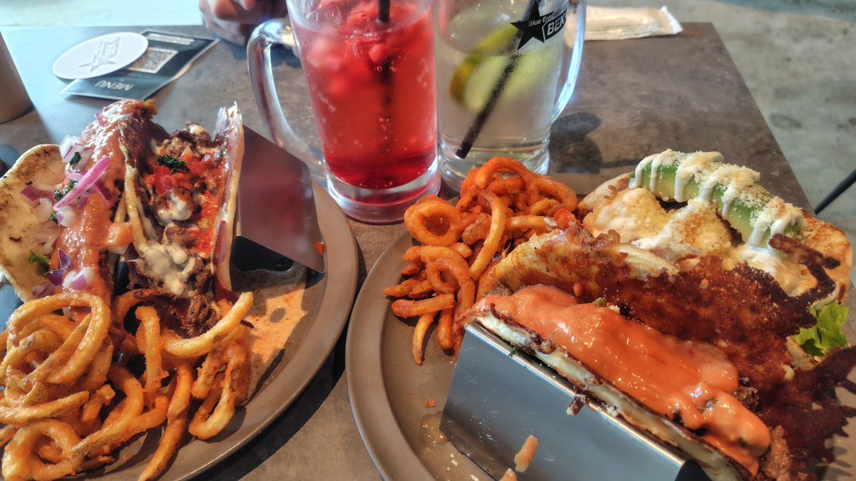 SNSで人気らしいタコスのお店BlueEntrancekitchenでランチミーティング。平日11時前から大行列。投資仲間との合宿の計画について話したり。
そのあとはお招きいただいた交流会へ。もしかしたら、お金の絵本をロータリークラブでご活用いただけるかも！？量子力学の話できる人がたくさんいて驚いた。