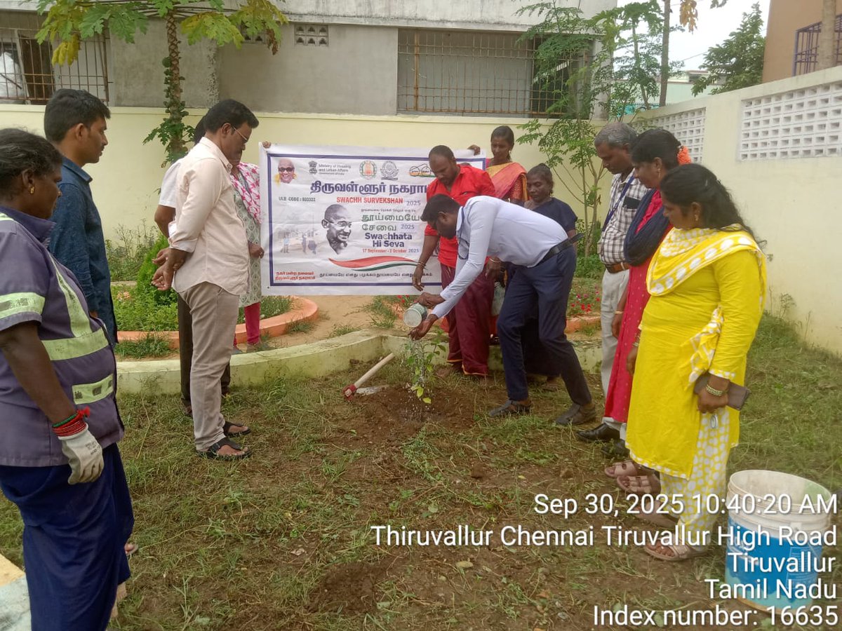Today, flower plants were planted by the Thiruvallur Commissioner at MGM Nagar Park, Ward No. 11, at the Thiruvallur Municipality.