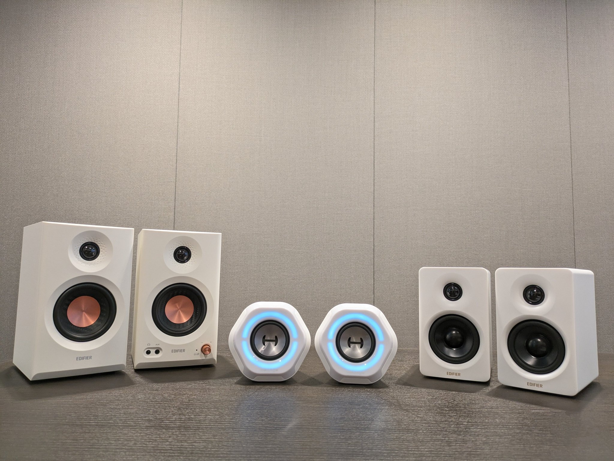 EDIFIER ホワイトスピーカー Edifier MR3 Powered Studio Monitor Speakers - White (Pair
