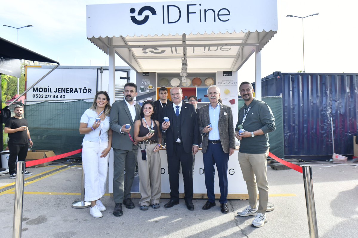 ank_kentkonseyi's tweet photo. Ankara Kahve Festivali Başkent’te Kahve Tutkunlarını Bir Araya Getirdi!☕🎉

Ankara Kent Konseyi, Ankara Ticaret Odası ve Ankara Büyükşehir Belediyesi’nin de destekleriyle gerçekleşen 9. Ankara Kahve Festivali, üç gün boyunca konserler, atölyeler, workshoplar ve stantlarla katılımcılarla buluştu. Bilkent Center ev sahipliğinde düzenlenen festival, kahve kültürünü tanıtmanın yanı sıra, sanat, müzik ve gastronomiyi buluşturarak Başkentlilere unutulmaz bir deneyim sundu.

Ankara Kent Konseyi Başkanı Halil İbrahim Yılmaz, Ankara Ticaret Odası Başkanı Gürsel Baran, ATO Başkan Yardımcısı Temel Aktay, AKK Başkan Yardımcısı Ceren Anadol ve Yürütme Kurulu Üyesi Anıl Serin de festivali gezerek katılımcılarla bir araya geldi.

Buluşmada, kahvenin kültürlerarası bir etkileşim alanı olmasının yanı sıra Ankara’nın marka değerine katkısı vurgulandı.

#AnkaraKahveFestivali #Ankara #AnkaraEtkinlik #Kahve #Başkent #HalilİbrahimYılmaz