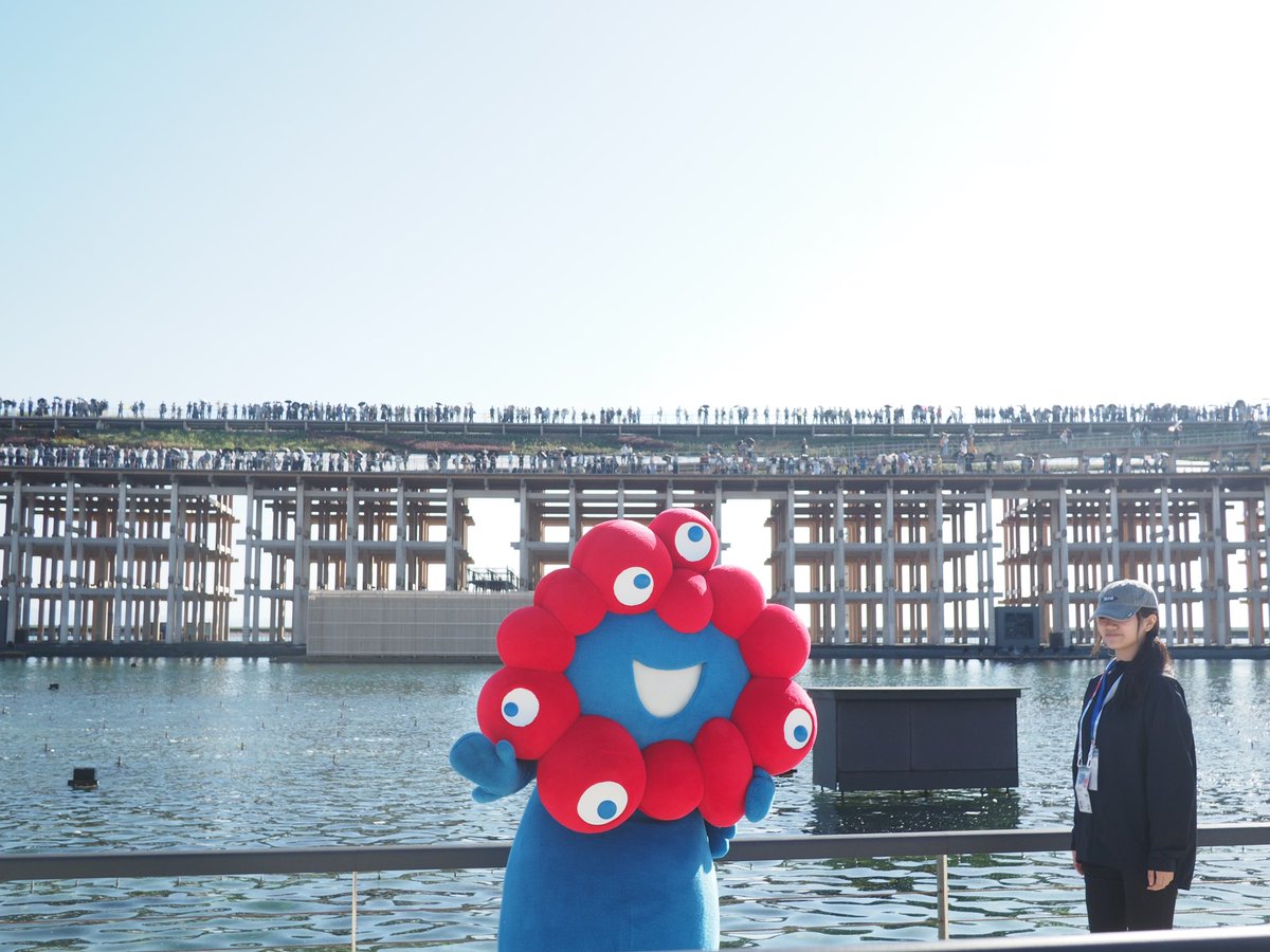 日傘忘れてへばりながら水のショー見てたら目の前に突然ミャクミャク現れて心臓止まりました
これが…アイドル…