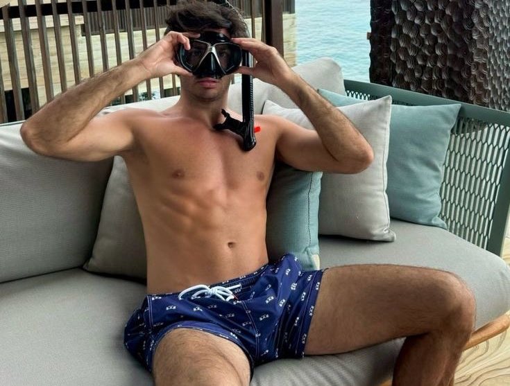 styledinred's tweet image. thinking about carlos sainz's thighs