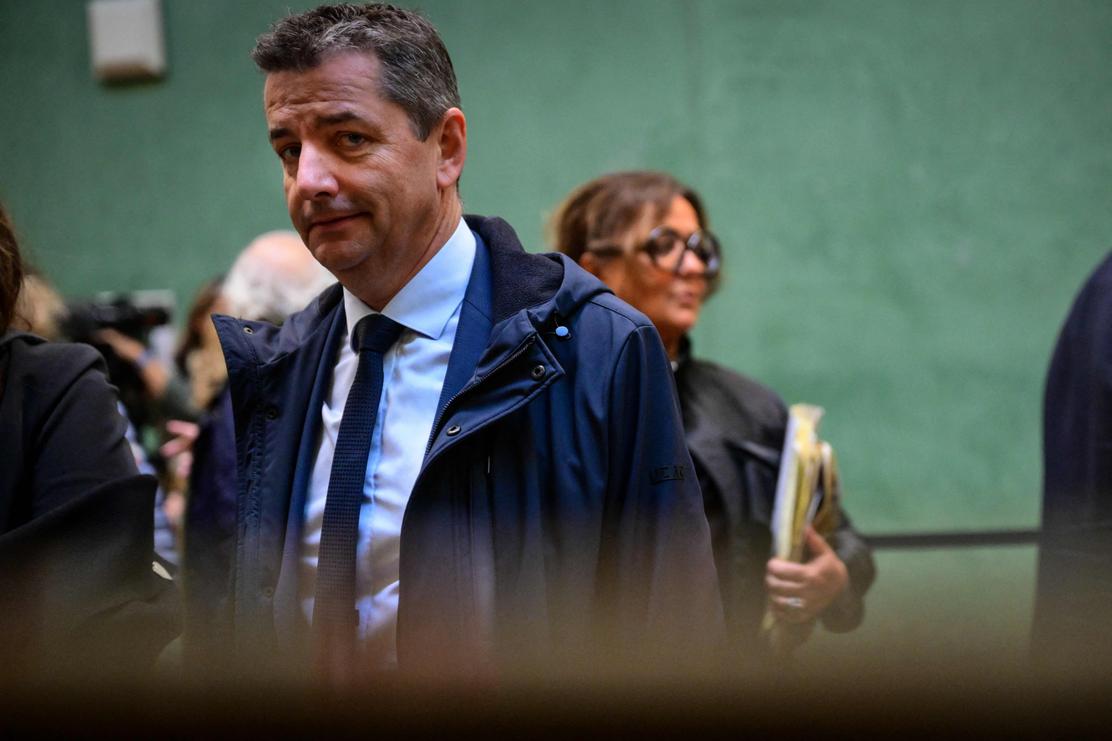 #TousPourris
Une peine de 3 ans de #prison ferme et cinq ans d'inéligibilité avec exécution immédiate ont été requis lundi à l'encontre du maire de Saint-Etienne, Gaël Perdriau (ex <a href="/lesRepublicains/">les Républicains</a>,) dans l'affaire du chantage à la #sextape pour museler son rival Gilles Artigues