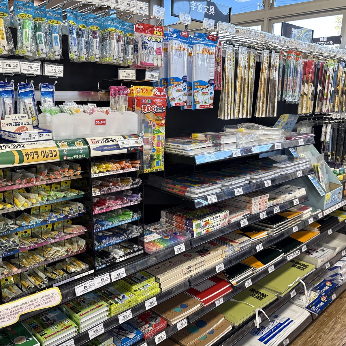 絵具やクレヨン、クーピーの単品も販売しています♪ ある色だけ使って