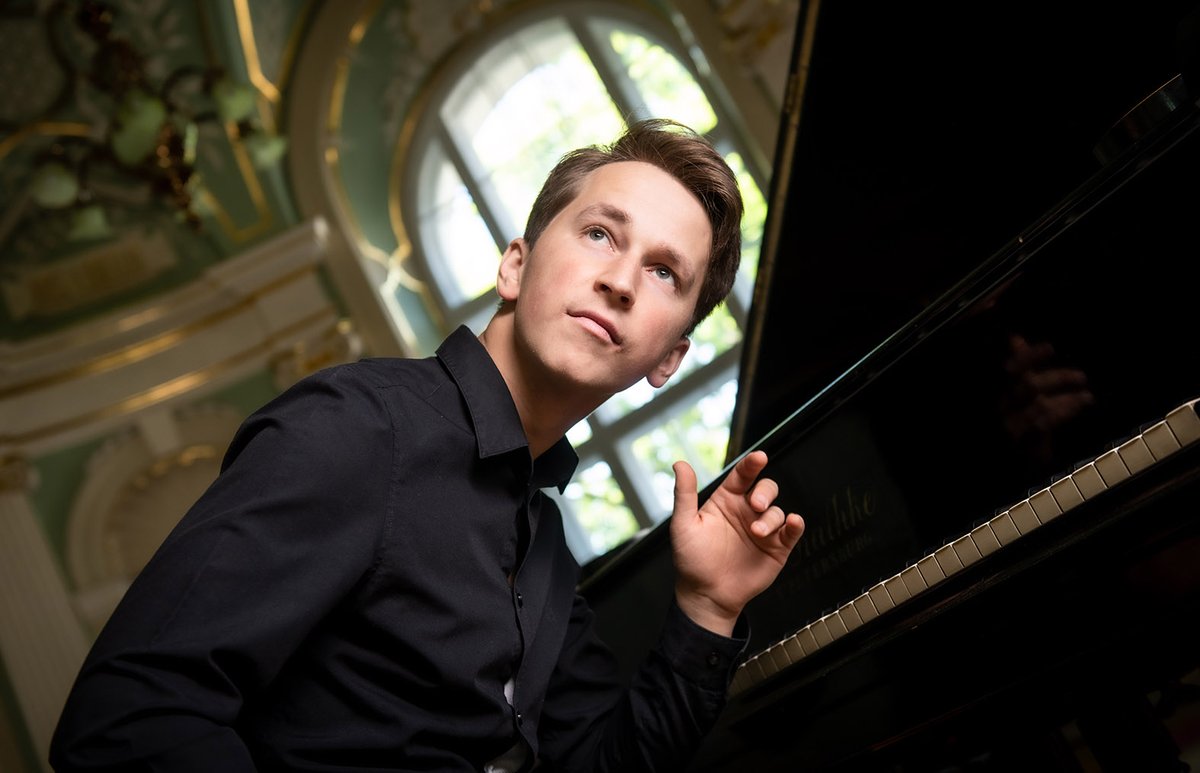10. oktobra vakarā “Latvijas Koncerti” aicina izbaudīt neaizmirstamu klaviermūzikas koncertu “Dzintaru koncertzāles” Mazajā zālē, kur uzstāsies Lielās mūzikas balvas laureāts, viens no daudzsološākajiem Latvijas jaunās paaudzes pianistiem Daumants Liepiņš. kamermuzika.lv/lv/