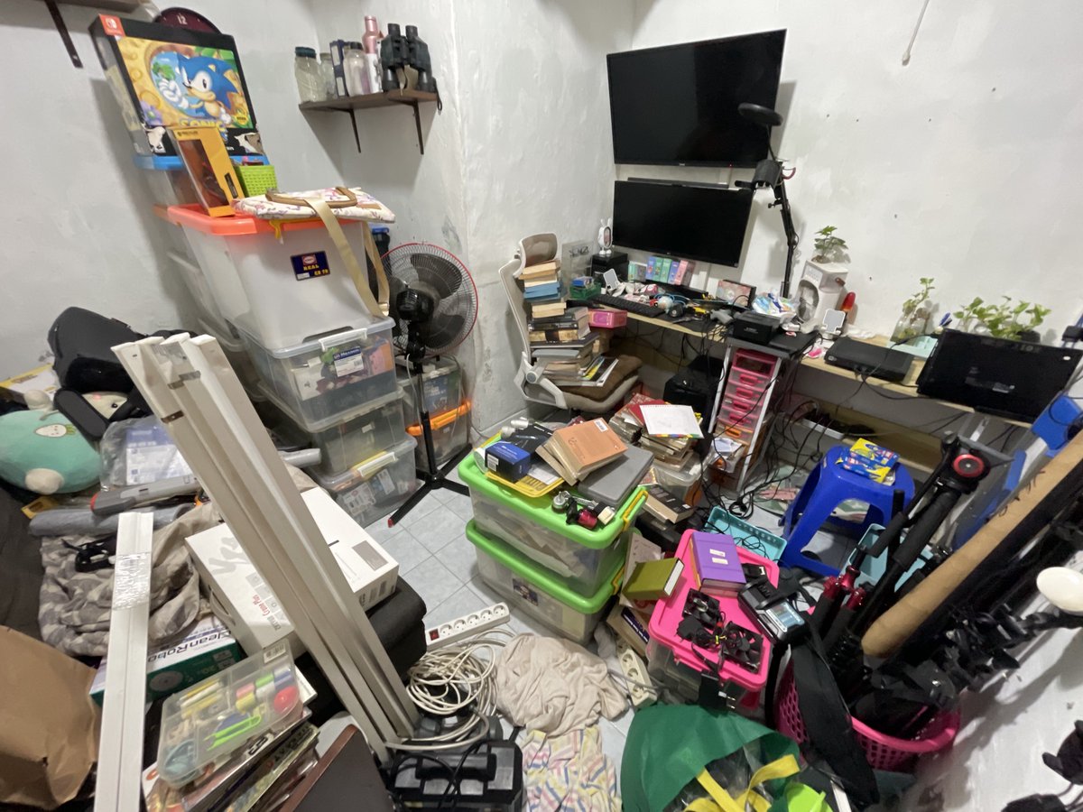 coconekos's tweet image. Sebenernya Coco kangen stream dan ngobrol sama kalian, tapi… ya beginilah. Doain semoga berberes ruang sebelah cepet selesai ya 🙏🏻 (masih berantem sama tikus)