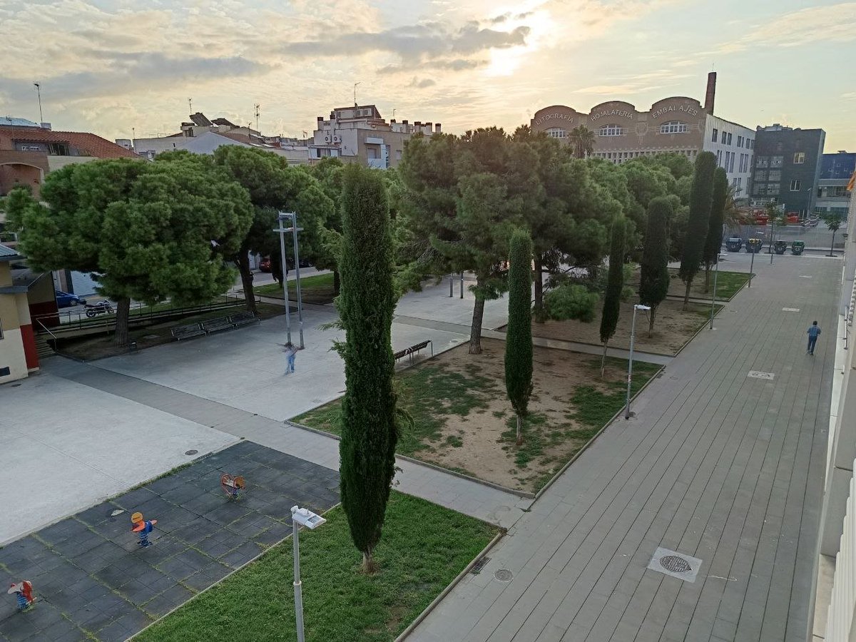 Bon dia #Badalona: Indignació dels veïns de la plaça del Gas al Progrés per l’abandonament flagrant d’aquest espai públic t.ly/iWN3N