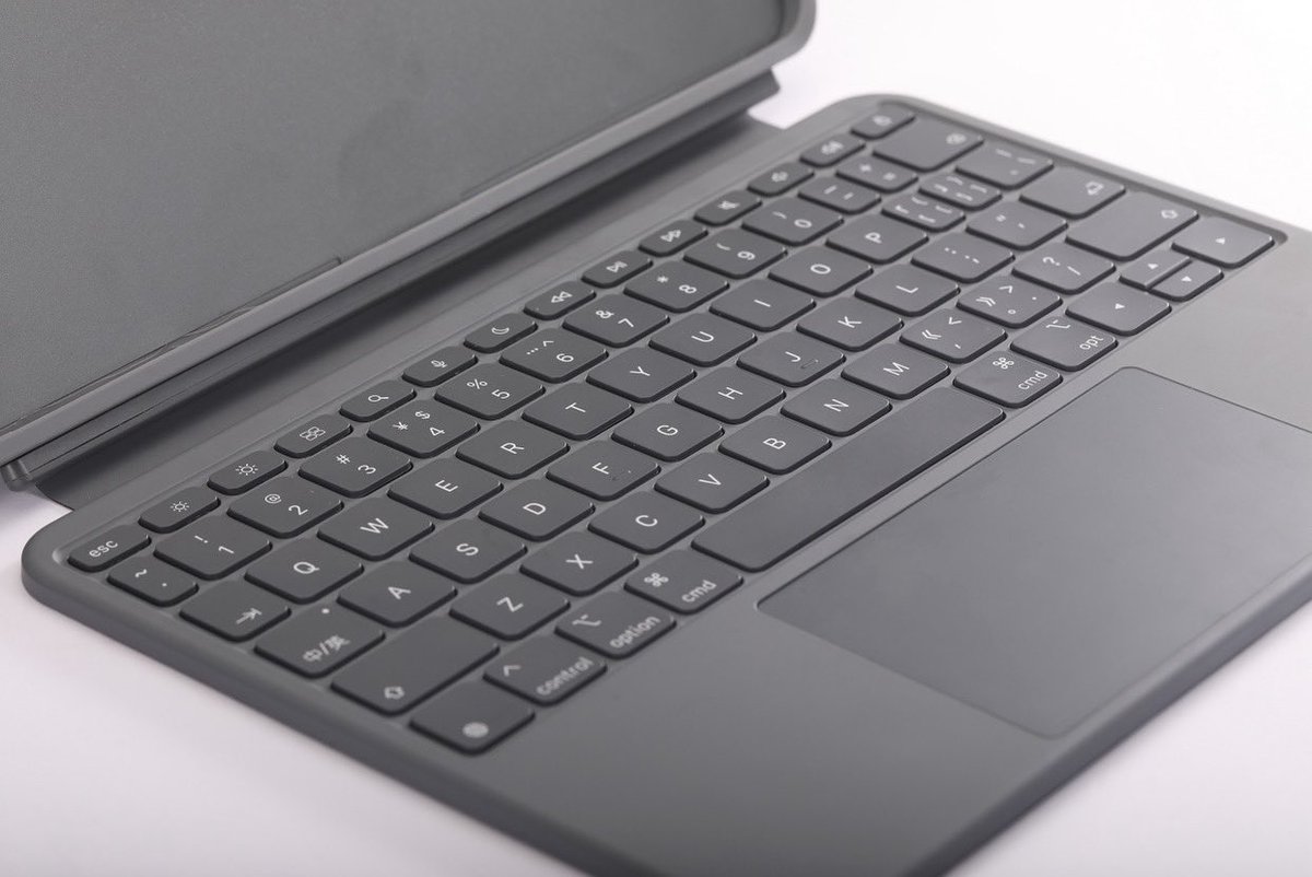 ping_etmars's tweet image. 🔥 iPad users, level up! Our Logitech Combo Touch-style keyboard case fits 26 models across 4 iPad types! ✨ Backlit detachable keys, slick trackpad, &amp;amp; solid stand for pro vibes. Apple-ready, premium quality, crazy low price! 🚨 DM to grab yours! #WholesaleTech #BulkDeals