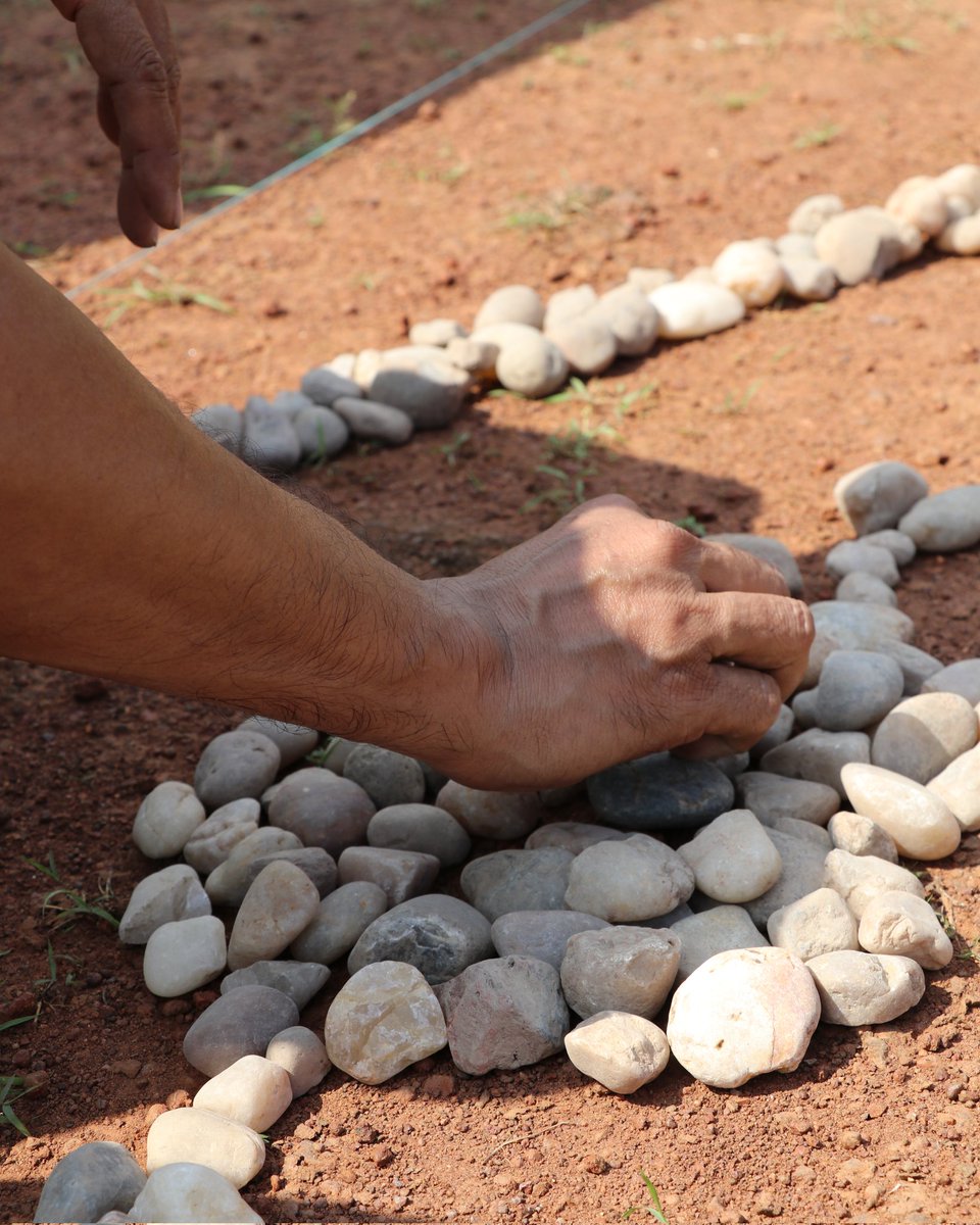 #sewaparv এবং #SwachhataHiSeva2025 অভিযানের অংশ হিসেবে ভিক্টোরিয়া মেমোরিয়াল হল মার্বেলের নুড়ি  ব্যবহার করে তাদের বাগানে স্বচ্ছতার ওপর একটি আলপনা তৈরি করে।
<a href="/victoriamemkol/">Victoria Memorial Hall, Kolkata</a> <a href="/airnews_kolkata/">Akashvani Kolkata</a> <a href="/PIB_India/">PIB India</a> <a href="/DDBanglaNews/">DD Bangla News</a>