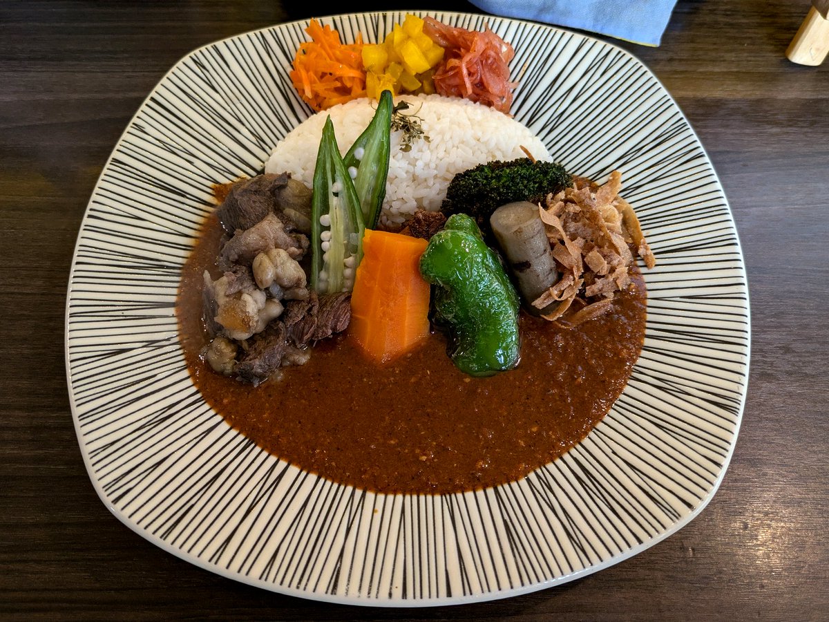 foobarlife's tweet photo. #YPipCCC さんの限定カレー「牛すじ京風煮込みと揚げごぼうのカレー」をブロード(ノーマルのルー)の辛さ 10 で、ご飯 150g
柔らかく煮られ旨みたっぷりの牛筋に、揚げ牛蒡と煮牛蒡のトッピング
牛に牛蒡の組み合わせは鉄板だし、そこに合わせる出汁感のあるルーがとても美味しい #カレー https://t.co/8QRwShTGlr