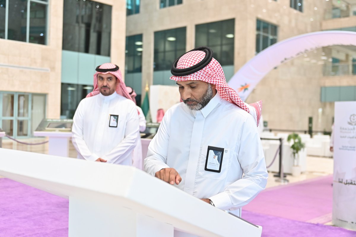 وكيل #جامعة_المجمعة للدراسات العليا والبحث العلمي يزور مشروع القياس الدوري للارتباط الوظيفي لعام 2025م، حيث استمع لشرح عن آلية التنفيذ، مؤكداً أهمية المشروع في تطوير بيئة العمل ودعم منسوبي الجامعة.