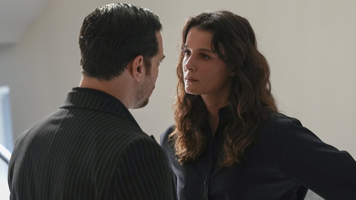 هذي كل حلقه تطلع بوجهه عشان تاكل تسفيل وتروح مدري متى بتعقل 
امها امسكي مجنونتك انصحيها تصرفي فيها