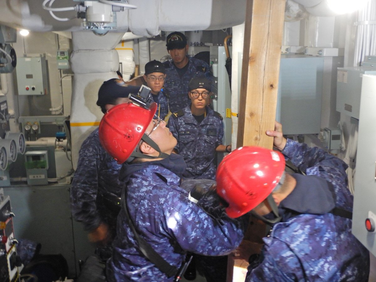 第76期一般幹部候補生課程の護衛艦実習の様子です。 艦艇の運航技量