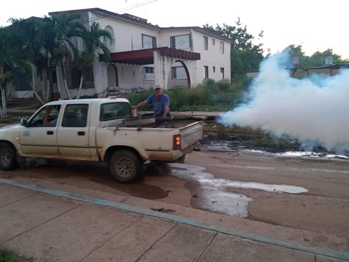DocenteFinlay's tweet photo. Continuamos en el municipio de  Colón las acciones  antivectoriales  combinando  los tratamientos adulticida intra y extradomiciliarios
#CubaPorLaSalud https://t.co/oHhJ4msowp