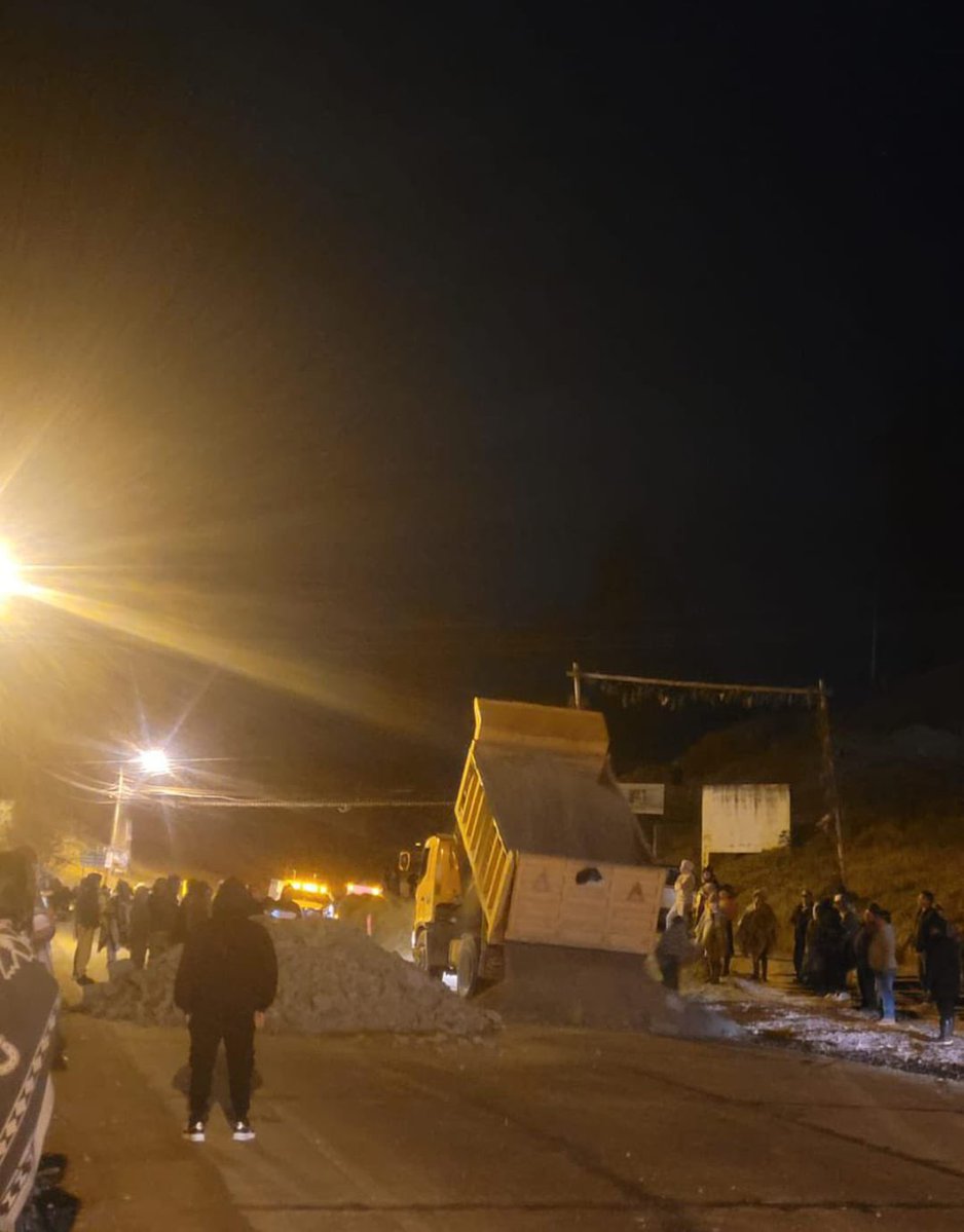 Urgente: volquetes colocan material para bloquear la vía Durán - Tambo, en Suscal, a la altura del colegio Bilingüe. Esta carretera conecta las provincias de Azuay, Cañar y Guayas.