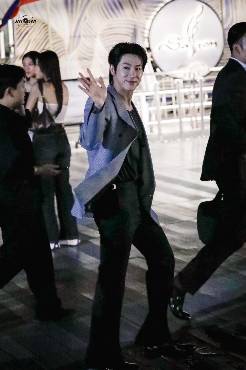 JayJay_Uknow's tweet photo. โบกพระหัตถ์ไม่ได้พัก 555

#BKKIFF2025
#정윤호 #CHUNGYUNHO
#유노윤호 #UKNOW #YUNHO 
#ユノ #ユンホ https://t.co/dxvO3gj6mW