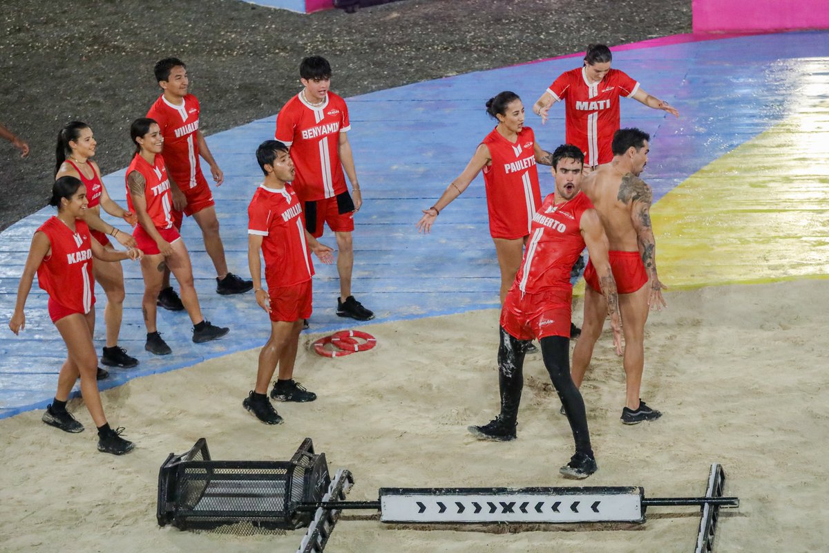 ExatlonMx's tweet photo. Humberto está entregando TODO en cada carrera y defendiendo a los Rojos por la Villa 36O, quitándole la oportunidad de anotar a Alex. 🔴💪🏃🏻‍♂️🔥

#ExatlónMéxico https://t.co/G1TIwXIIQb