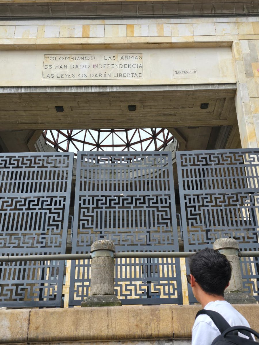 Sebaxtiaannn's tweet photo. 🏛 El Palacio de Justicia, actualmente sede del Poder Judicial, es un edificio que tuvo una reconstrucción tras el tragico evento de noviembre de 1985, que dejo centenares de muertos, incluyendo magistrados.

#AnalisisGeograficoUR2025 @URosario @PoliticaUR @ronalfrodriguez https://t.co/bOWp0kjoQh