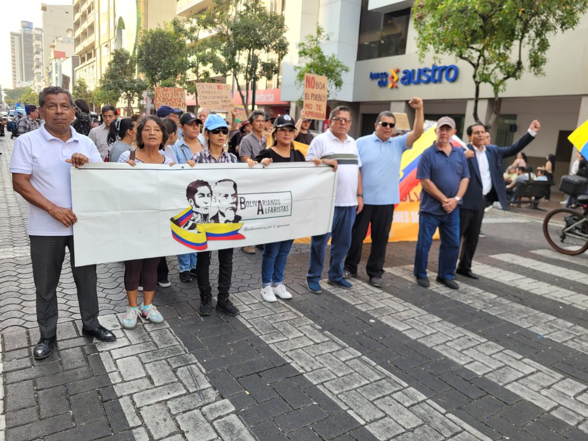 Los Bolivarianos Alfaristas en las calles de Guayaquil respaldando el paro nacional indefinido y exigiendo el respeto a los ciudadanos que tenemos derecho a la protesta contra este gobierno asesino. <a href="/MashiRafael/">Rafael Correa</a> <a href="/JorgeGlas/">Jorge Glas</a> <a href="/LuisaGonzalezEc/">Luisa González</a> <a href="/JorgeGlas/">Jorge Glas</a> <a href="/ecuarauz/">Andrés Arauz</a>
