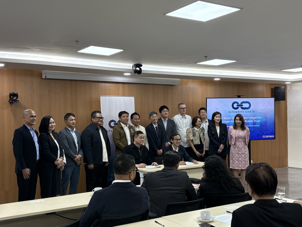 ABSCBNNews's tweet photo. DPWH Sec. Vince Dizon signs a Memorandum of Agreement with the Blockchain Council of the PH, other private stakeholders to develop a blockchain-based monitoring system for implementation of foreign-assisted projects to prevent corruption. | via @andietagz https://t.co/VP1aTg52My