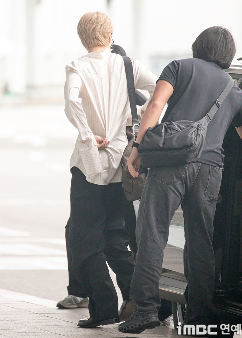 Amber74475618's tweet photo. Jimin has arrived at the ICN airport for departure to Paris for attending DIOR Women collection SS26 show at Paris Fashion Week 🇫

(1) 

HAVE A SAFE FLIGHT JIMIN
DIOR GLOBAL AMBASSADOR JIMIN 
#JiminxDior #DiorSS26 #PFW https://t.co/Tar1Ru89lB