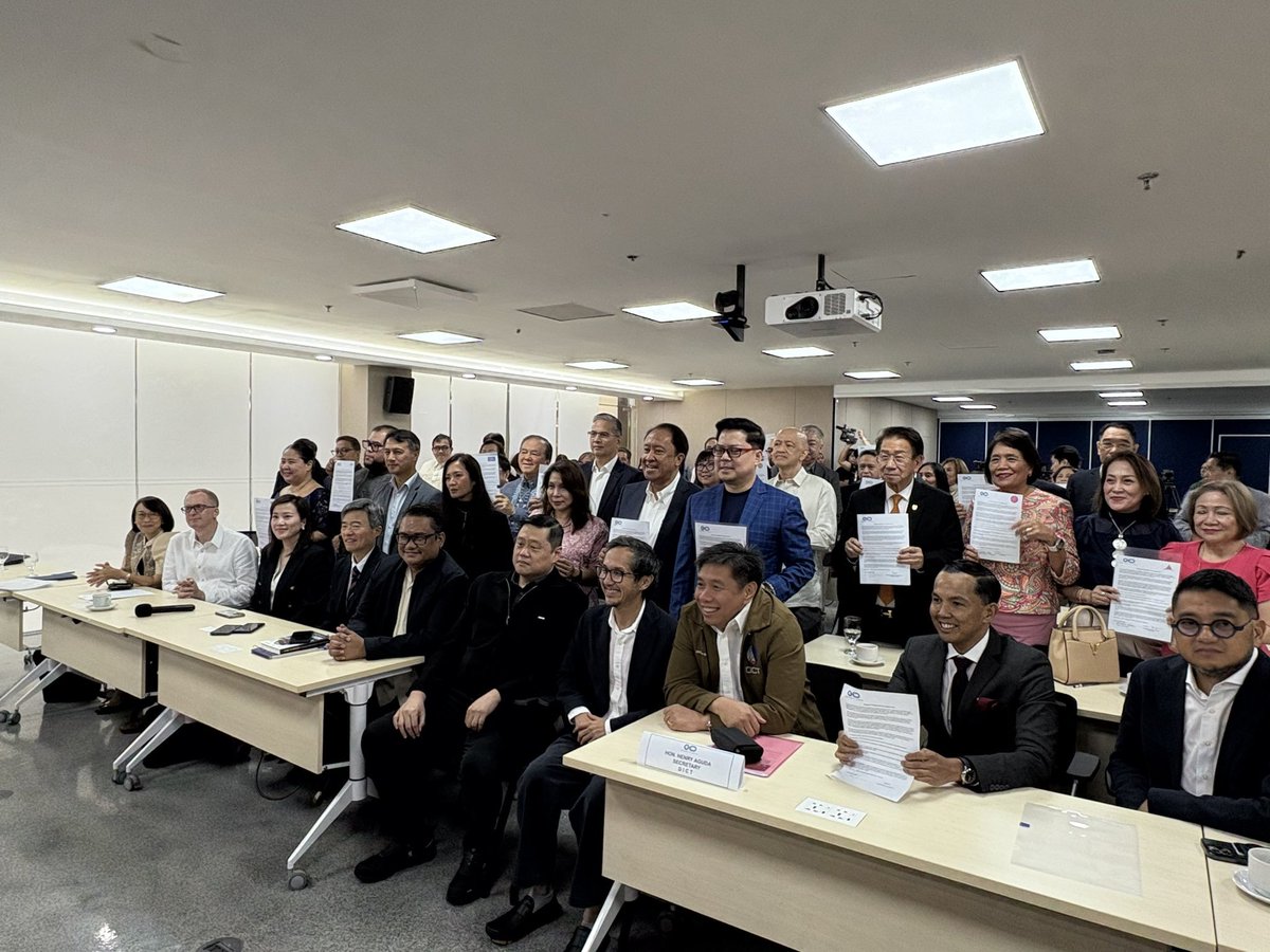 ABSCBNNews's tweet photo. DPWH Sec. Vince Dizon signs a Memorandum of Agreement with the Blockchain Council of the PH, other private stakeholders to develop a blockchain-based monitoring system for implementation of foreign-assisted projects to prevent corruption. | via @andietagz https://t.co/VP1aTg52My