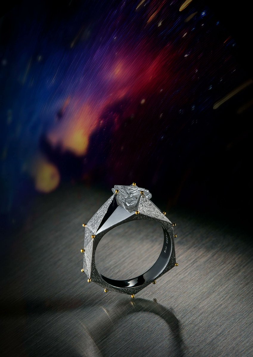 koichi51inoue's tweet photo. 【祝・最優秀賞受賞！🎉】
エイチプラス @hplus_maison  のデザイナー、上久保さん @kamikubojewelry の作品がSUWAアンカットダイヤモンドジュエリーコンテストで最高の評価をいただきました！才能あふれるデザイナーと共に働けることを誇りに思います。本当におめでとうございます！

#SUWA #ダイヤモンド #ジュエリーデザイン #デザイナー #エイチプラス