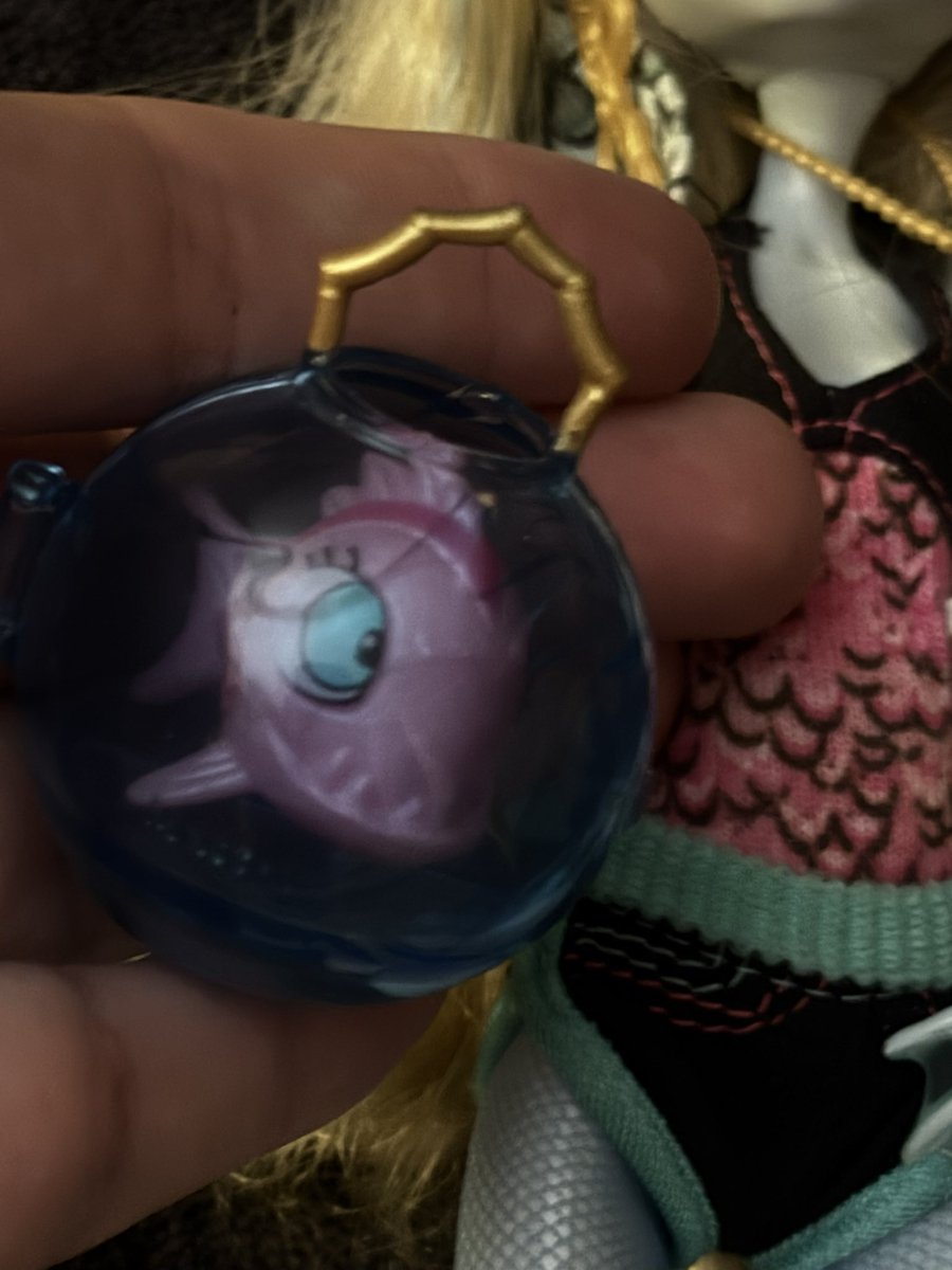 i’m sorry yall are just not seeing how perfect g1 is….. this bitch has a FISH BOWL PURSE…. as a sea monster this is high camp…. the camp is what g3 lacks