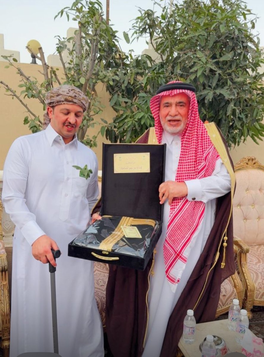تشرفت بمقابلة الابن إبراهيم بادي الزهراني احد أبطال الحد الجنوبي الذي بترت ساقيه ، وجدته واثقا في ربه بسبقها له إلى الجنة ، ممتناً لدولته يدعو لولاة امرها ولزملائه العسكريين بالنصر والتأييد ، إننا نفخر به وبامثاله من المخلصين ، هو انموذج يحتذى لكل الشباب السعوديين الطموحين .#هجاد