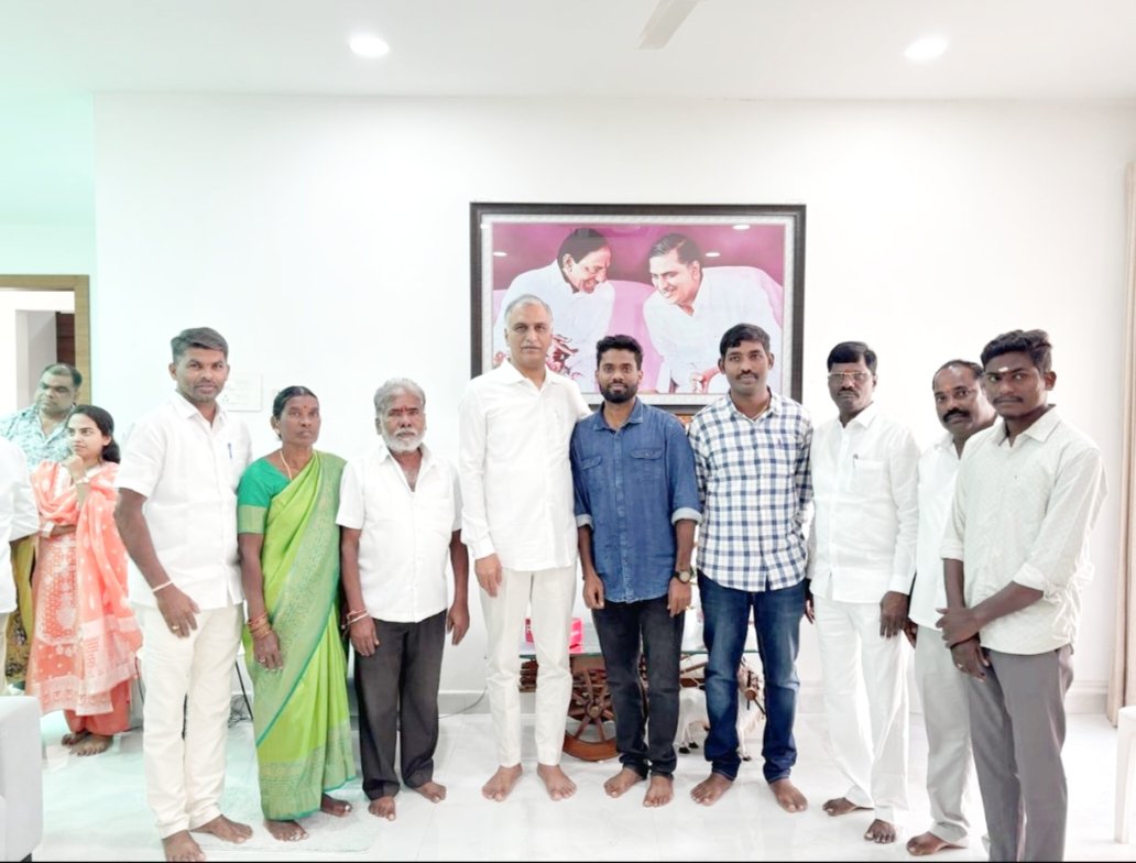 adarshtrsv's tweet photo. గ్రూప్ 1లో సిద్దిపేట  కాళ్లకుంట కాలనీకి చెందిన ఎర్రోళ ఆంజనేయలు గారు ఎంపీడీఓ ఉద్యోగం సందించిన ఆంజనేయులు గారికి @BRSHarish గారు సన్మానించారు https://t.co/Lyxl310hom