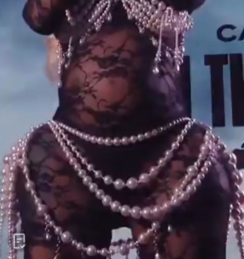 alinemaraj's tweet image. STFU Barney B