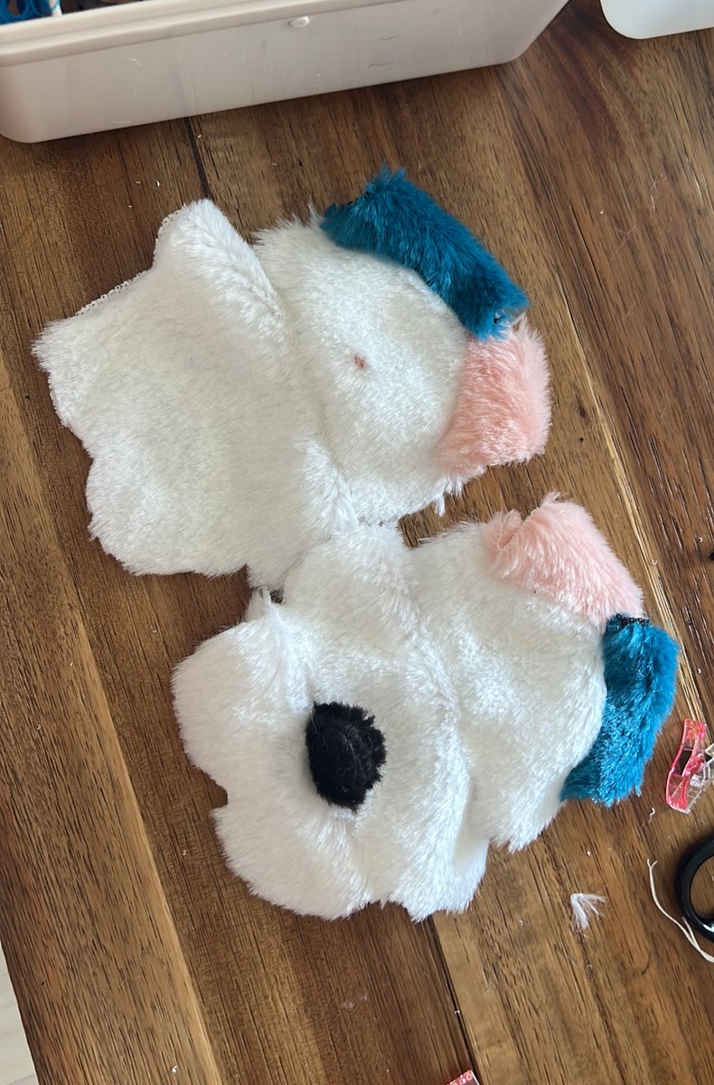 nuntamura's tweet photo. 少しずつオーダー品を仕上げつつ、新作に何を作ろうかな〜とスケッチをしています🪡 https://t.co/1Quq0iXjOE
