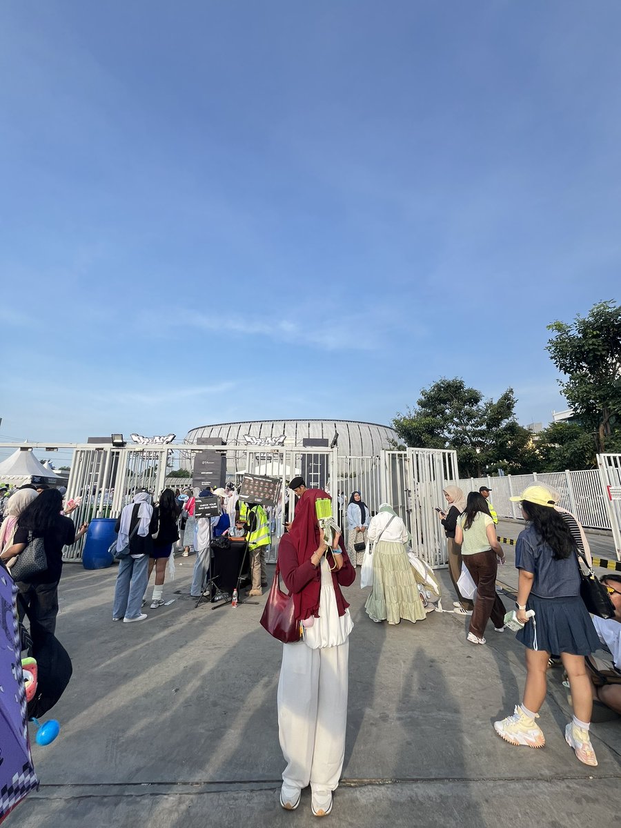 maroon for holo ❤️ DAY 1 TDS 4