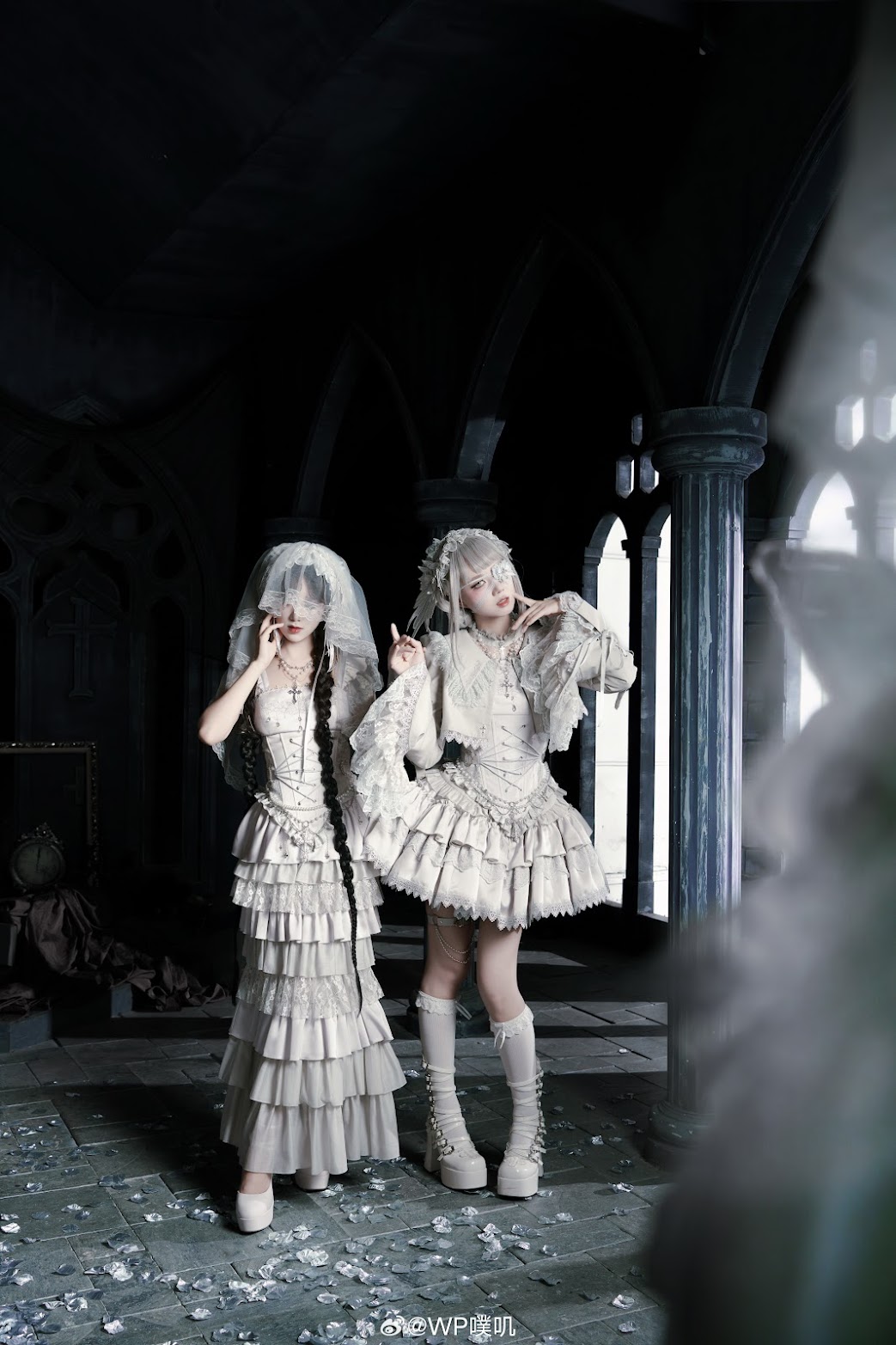 薔薇があでやかな大きなステンドグラス／宙に浮かぶ常夜灯が