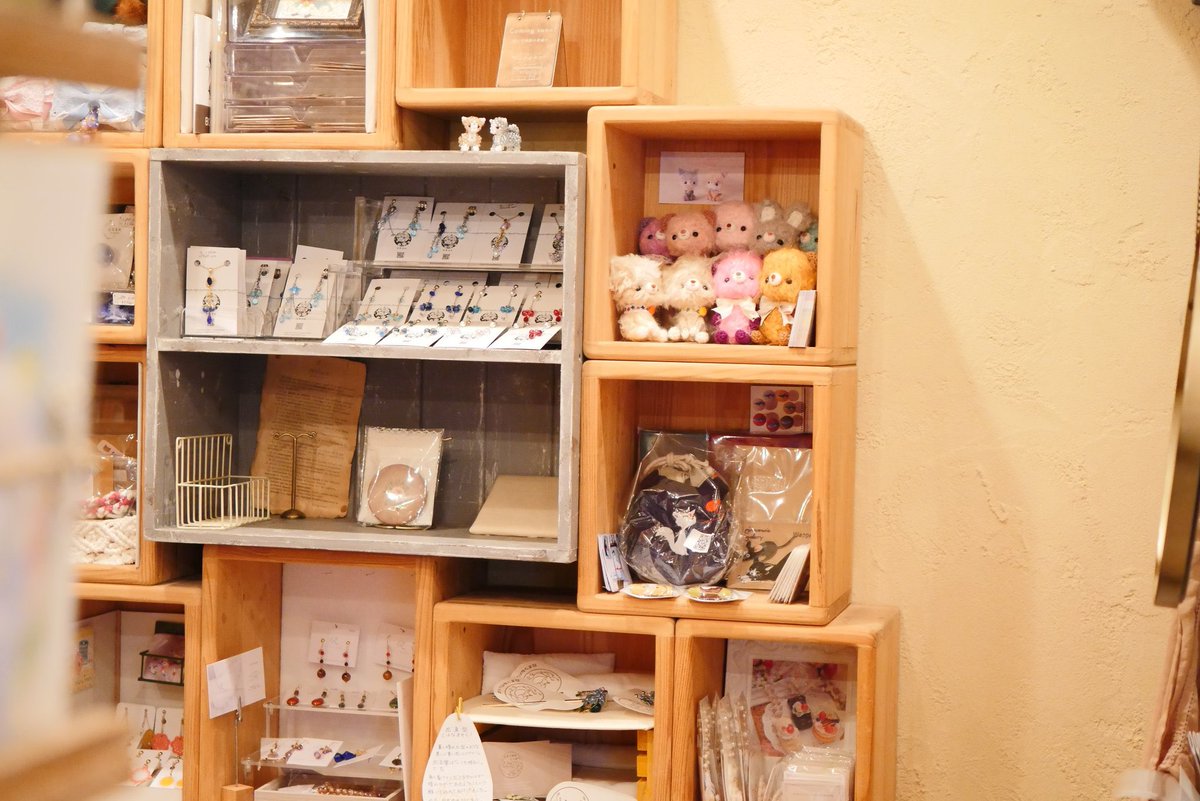 LUPOPOさんでは現在
＠Lupopo_cafe

レジ横に小さなあみぐるみ達
むぎゅっと笑顔で並んでいます😄

通販でのお買物をご希望の方はコチラ↓
お問い合わせフォーム
lupopocafe.net/mail-order/

#LUPOPO作家 
#あみぐるみ