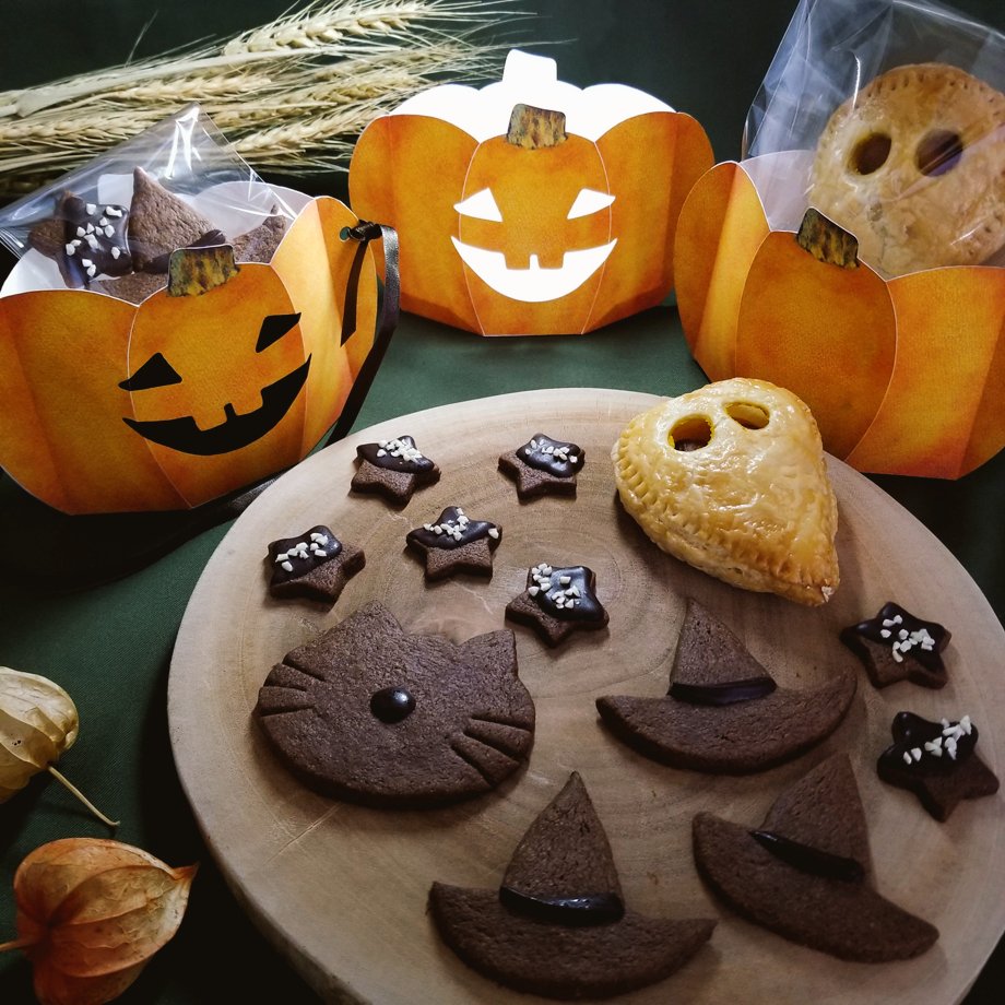 Kyoco10kachi's tweet photo. かぼちゃといえば…

このカボチャのお菓子入れは簡単に作れるので、ぜひ親子でおたのしみください！

↓展開図ダウンロード↓
https://t.co/e5lpXwJLBK

#ハロウィン
#ペーパークラフト https://t.co/D9o9q4HDcM