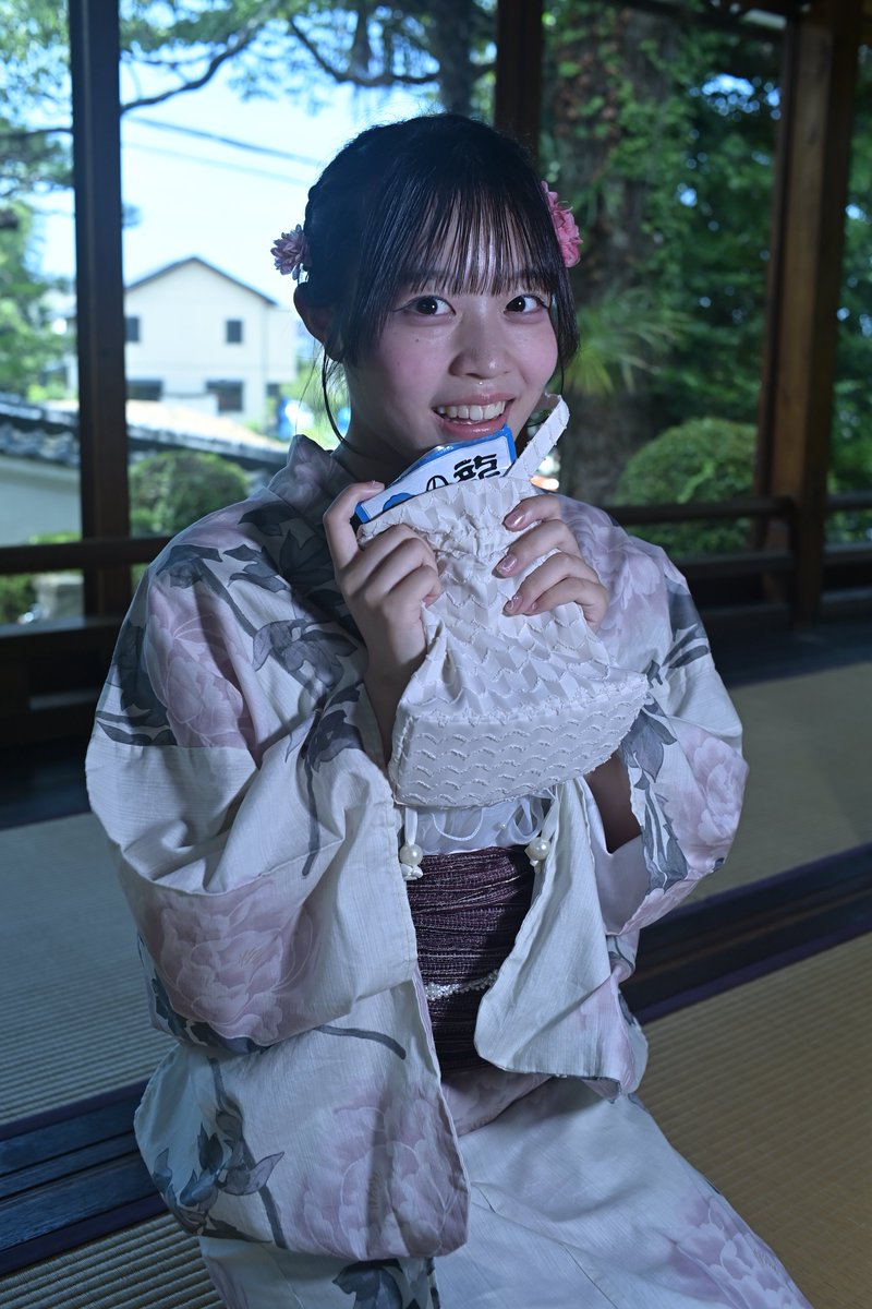 TadanoButa3647's tweet image. この手提げ袋、浴衣と合っててめっちゃ良いやろ？？

でもな？中に入れてるの、龍角散のど飴やね〜ん(*/О ＼*)ｷｬﾊ♡

リリシック学園
個別浴衣撮影会2025
2025年(令和7年)7月13日(日曜日) 
泉佐野 新井家住宅

#リリシック学園 
#赤色担当 
#小日向紗弥 
#さやにゃ