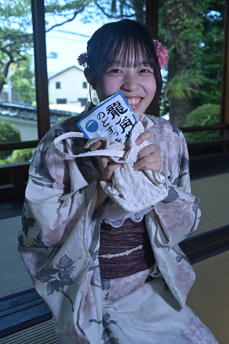 TadanoButa3647's tweet image. この手提げ袋、浴衣と合っててめっちゃ良いやろ？？

でもな？中に入れてるの、龍角散のど飴やね〜ん(*/О ＼*)ｷｬﾊ♡

リリシック学園
個別浴衣撮影会2025
2025年(令和7年)7月13日(日曜日) 
泉佐野 新井家住宅

#リリシック学園 
#赤色担当 
#小日向紗弥 
#さやにゃ