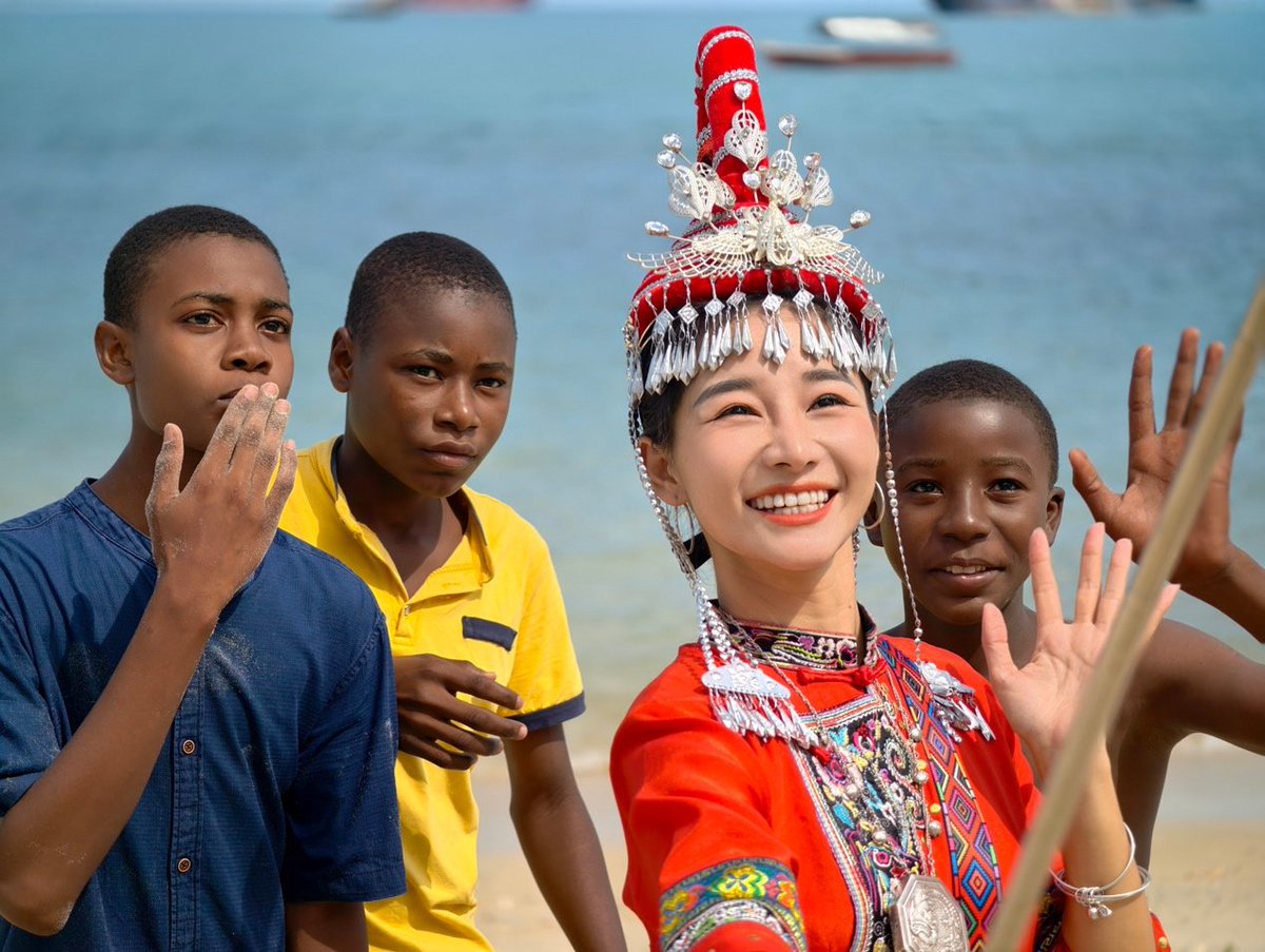 HolaFujian's tweet photo. On September 29 local time, a Fujian intangible cultural heritage flash mob lit up Zanzibar Island, Tanzania. Quanzhou puppet theater and traditional She ethnic costumes from Fujian drew in crowds of curious onlookers. At the renowned Stone Town scenic area, local musicians joined hands with heritage inheritors in a performance that seamlessly fused Chinese and Tanzanian cultures.