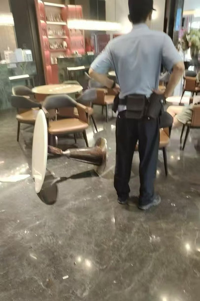 一上午看了个楼盘，看开发商自行降价，然后业主不干了，一言不合就掀桌子了，然后帽子叔叔就来了，于是就很无辜的看到这一幕……算了，卖房有风险，我还是钓我的翘嘴吧 https://t.co/FWRICSxWL3