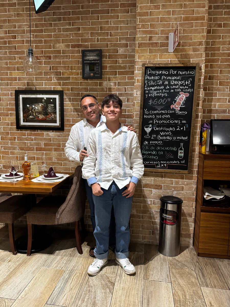 Tu pasión es tu mapa; tu disciplina, el camino. Marca la ruta y haz historia.
Hijo, eres capaz de lo que te propongas: cree en ti, actúa con propósito y contagia a otros con tu ejemplo.
- Sueña sin miedo, trabaja sin descanso y haz del mundo un lugar mejor con tu propia historia.