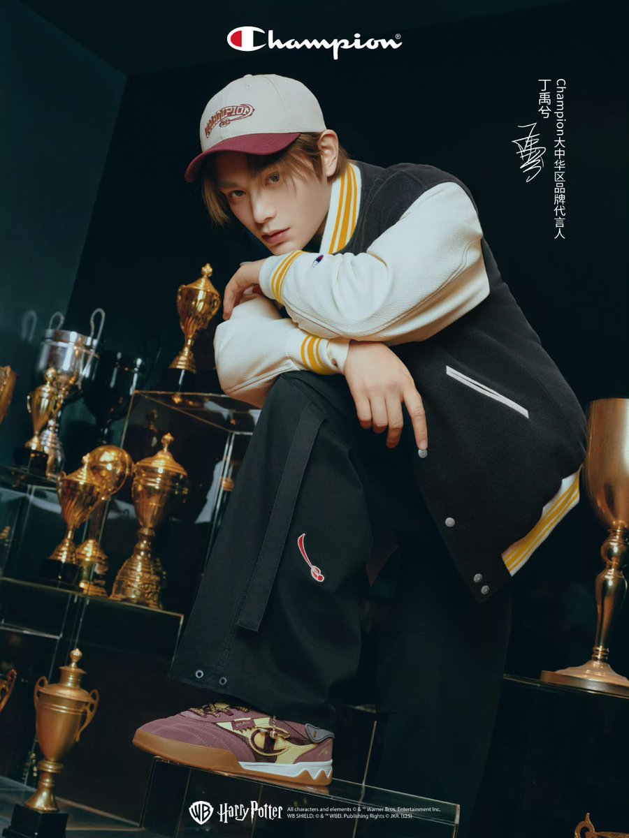 dingyuxi_fc_th's tweet photo. 2025.09.30｜ Champion

กรี๊ดดดดค่ะ ติงอวี่ซี x Harry Potter ก็มา น้องเป็นแฟนตัวยงแฮร์รี่พอตเตอร์เลย ต้องดีใจมากแน่ๆ 

ทุกคนอยู่บ้านไหนกันคะ?? เราเล่นเกมส์กี่รอบก็ได้อยู่บ้านเรเวคลอตลอด พอจะใส่เสื้อคู่พ่อหนุ่มบ้านกริฟฟินดอร์ได้มั้ย 😂😂

[แปลไทย] ติงอวี่ซีสวมใส่และถ่ายทอดเสน่ห์ของคอลเลกชันใหม่ล่าสุด Champion Trendy Magic Academy สร้างตำนาน Champion อีกครั้ง ด้วยบรรยากาศแฟนตาซีและรั้วโรงเรียน พร้อมเปิดบทใหม่ของเรื่องราวไปพร้อมกันกับทุกคน

Cr. Champion中国官方帐号

#ติงอวี่ซี #Dingyuxi #丁禹兮
#ディンユーシー #정우혜