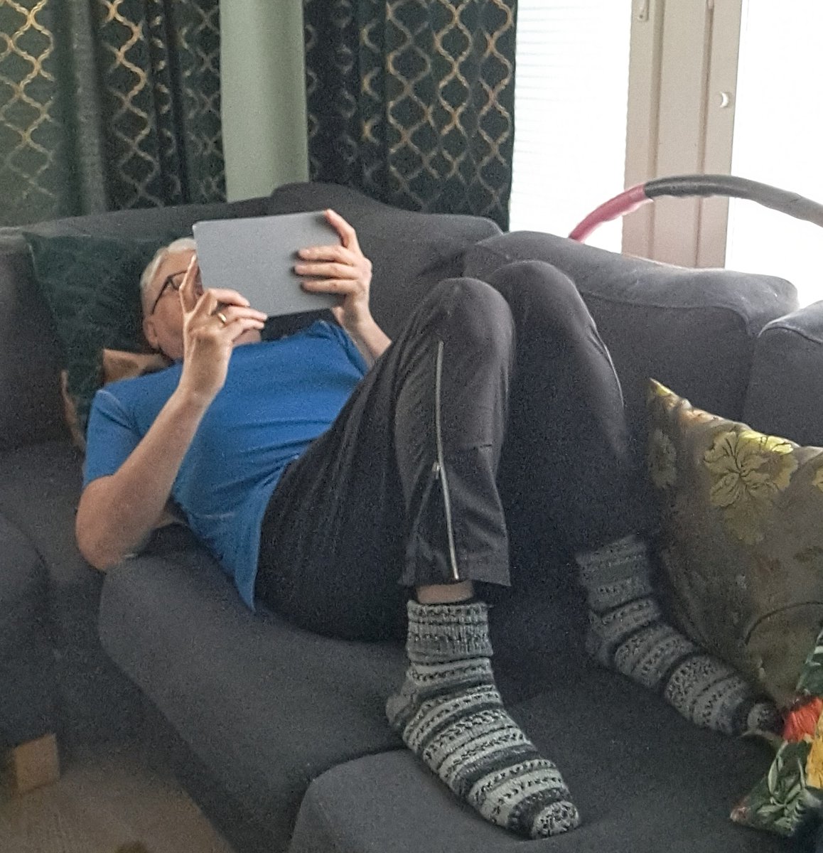 somevaari's tweet photo. Hyvää huomenta.
Mä lehden luin...🎶
Olen lukenut lehdet diginä jo vuosia. Digilehteä ei tarvitse aamuisin odotella ja se on aina luettavissa, vaikka olisi matkoilla.
En kaipaa paperin rapinaa. #aamu #uutset #mediafi https://t.co/9wjxMnj18H