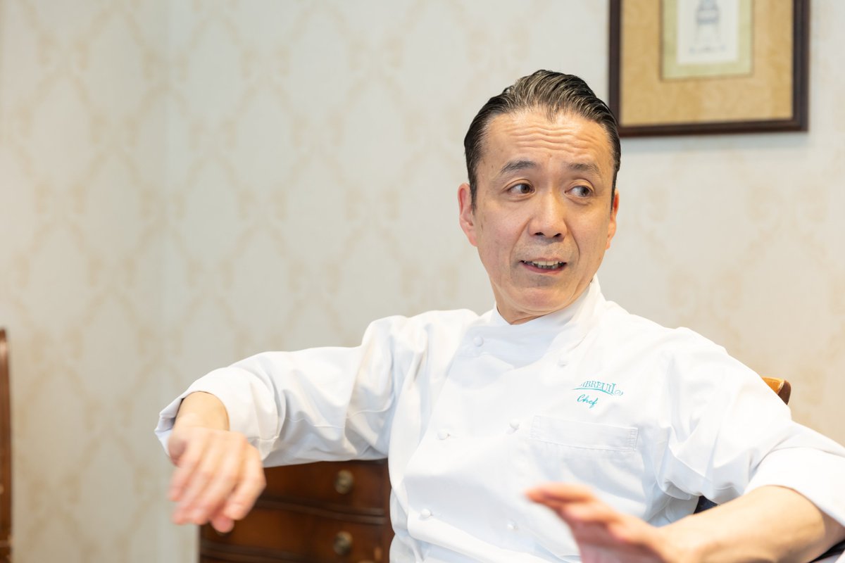 auto_reserve's tweet photo. 🧑‍🍳AutoReserve Magazine Interview👩‍🍳

世界に誇る日本の名店としてご紹介した『SOMBREUIL TOKYO』。
店主の若月 稔章氏にお話を伺いました。

フランス料理には調理技法の名前一つ一つに意味があり、その意味を守って料理を組み立てた積み重ねが「料理の説得力」に繋がると語る若月氏。
どのような想いで料理と向き合い、この道を歩んできたのか、その想いに迫りました。

✍️インタビュー記事全文はこちら
https://t.co/7Jy0LP1mRW

📍レストラン詳細：
https://t.co/RNfkzG6fCn

#autoreserve #sombreuiltokyo #東京 #飯田橋 #フレンチ