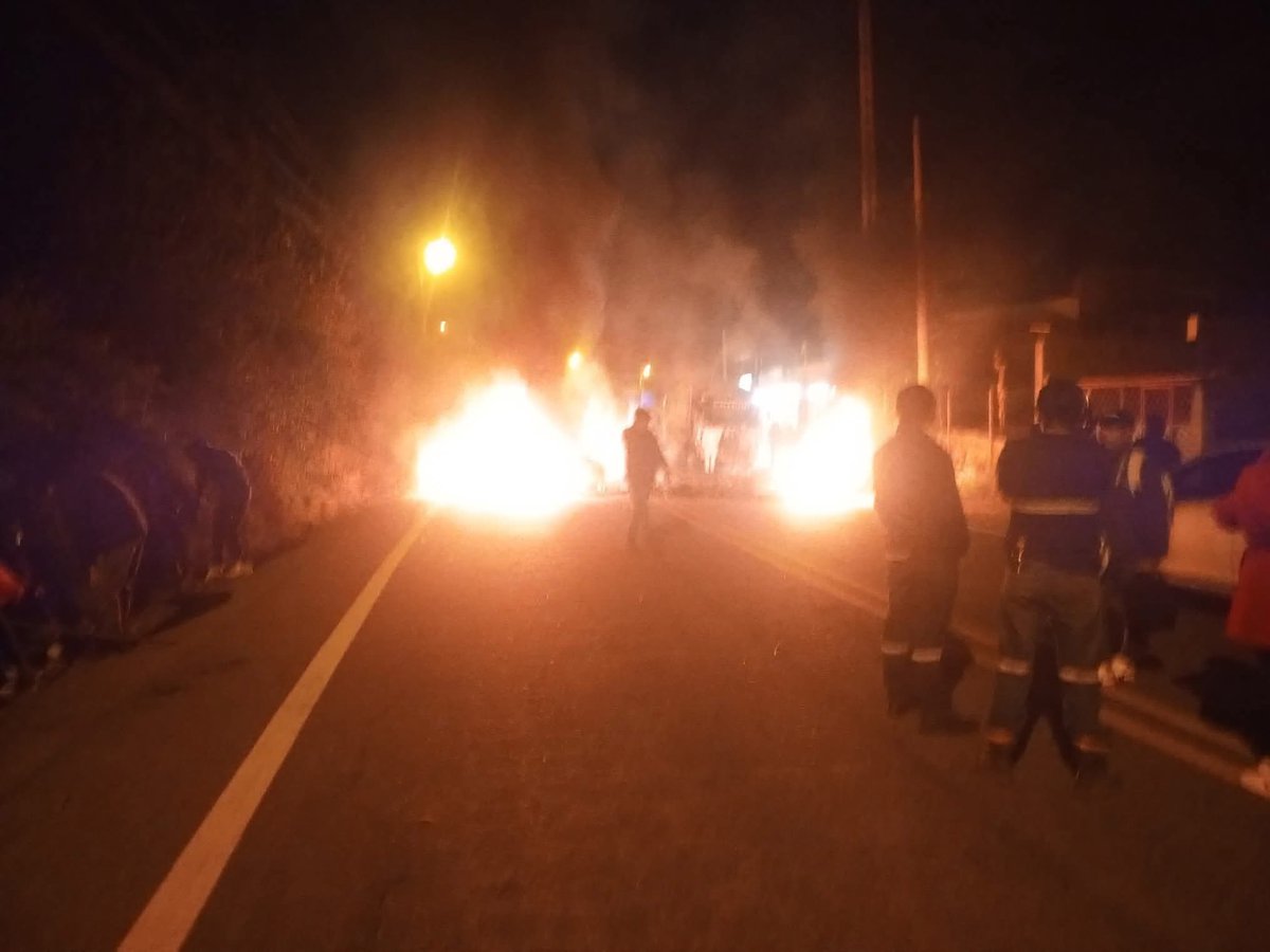 StefanCastillo_'s tweet photo. 🔴«AHORA»I REPORTAN CIERRE DE VÍAS EN EL CAÑAR 

En estos momentos se reporta el cierre de vía Panamericana, sector Pillcopata, cantón El Tambo, provincia del Cañar.
Organizaciones indígenas han bloqueado la vía con llantas, piedras y palos. 👇 https://t.co/UxqBU1MwXc