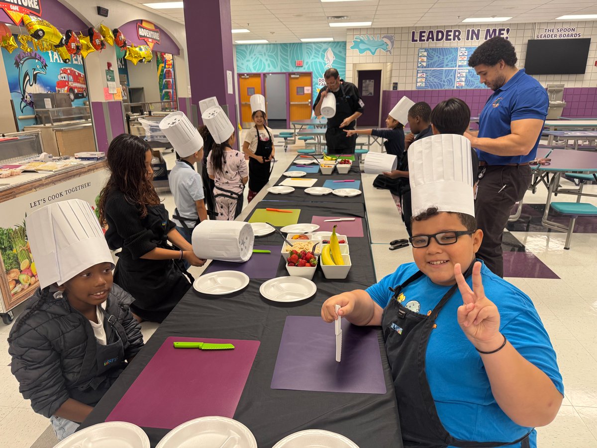 TarverSchool's tweet photo. 🐝🍳 Tarver students teamed up with our district chef to learn how school kitchens run &amp; even cooked up their own breakfast! 🥞🥚 Such a fun way to mix learning, life skills &amp; creativity. 💛 #TarverPride #FutureChefs #HandsOnLearning https://t.co/7Nn2O4vtzB