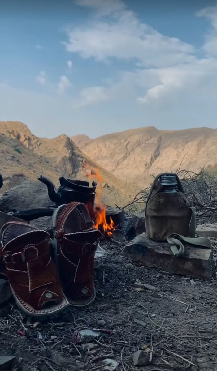 پہاڑ اور محبوب میں ایک بات مشترک ہے جتنی دیر انہیں دیکھوگے محبت اور بڑھ جائے گی ۔۔۔۔۔