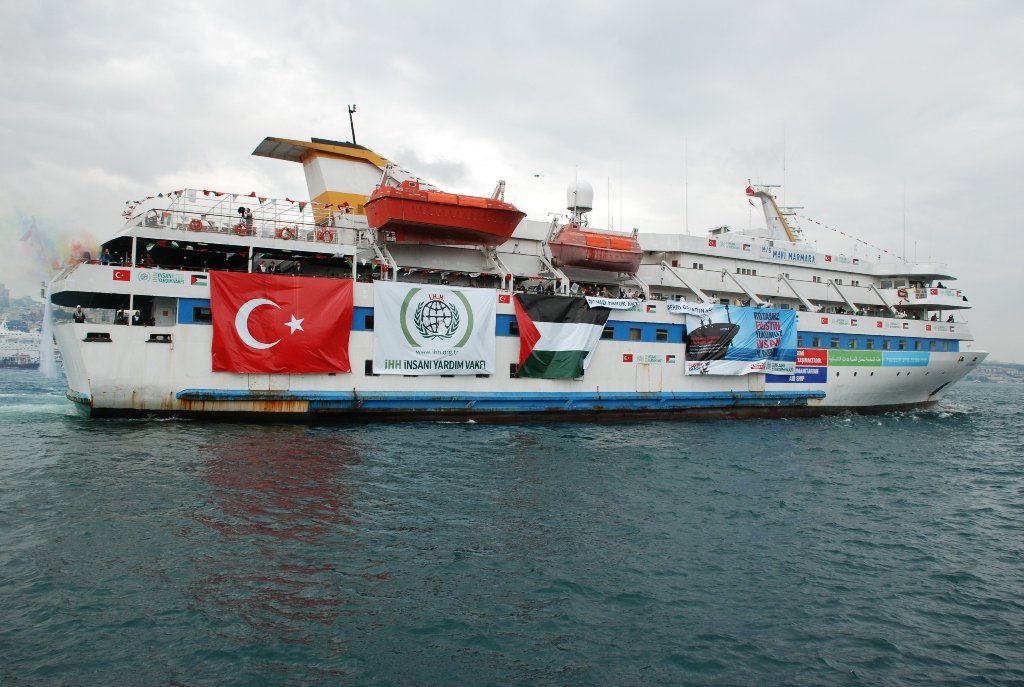 mynewshub's tweet photo. Berdasarkan Rekod Sejarah - Israel Hampir Pasti Akan Menyerang Global Sumud Flotilla..... Doakan Yang Terbaik 

OLEH MYNEWSHUB 

MELIHAT sejarah dan pola terdahulu, kemungkinan serangan Israel terhadap Global Sumud Flotilla tidak boleh ditolak sama sekali. 

Berikut ialah analisis berdasarkan rekod lampau dan situasi semasa:

1. Sejarah Serangan Israel Terhadap Flotila

2010: Mavi Marmara

Tentera laut Israel menyerang kapal Mavi Marmara, salah sebuah kapal konvoi ke Gaza, menyebabkan sekurang-kurangnya 9 aktivis terbunuh dan puluhan lain cedera. Kejadian ini menjadi bukti jelas bahawa Israel bersedia menggunakan kekerasan walaupun kapal membawa aktivis awam dan bantuan kemanusiaan.

Flotila 2011–2018

Beberapa cubaan flotila antarabangsa berikutnya sering diganggu, dipintas atau dipaksa berpatah balik oleh tentera Israel. Walaupun tidak semuanya berakhir dengan pertumpahan darah, hampir kesemuanya mengalami sekatan atau rampasan kapal.

2. Konteks Global Sumud Flotilla 2025

Saiz dan perhatian antarabangsa
Global Sumud Flotilla disertai lebih 50 kapal dari 44 negara, menjadikannya armada awam terbesar dalam sejarah moden untuk mencabar sekatan Gaza. Faktor ini meningkatkan tekanan antarabangsa terhadap Israel, tetapi juga menambah kebimbangan bahawa Israel mungkin mengambil langkah keras bagi “menghantar mesej”.

Masuk Zon Kuning

Menurut laporan semasa, flotila kini berada di “Zon Kuning”, iaitu kawasan laut yang dianggap berisiko tinggi. Tradisinya, di sinilah Israel mula meningkatkan rondaan udara, mengerahkan dron dan kapal perang bagi menakut-nakutkan atau mengganggu perjalanan.

3. Taktik Israel yang Mungkin

Gangguan awal: dron, helikopter, dan kapal tentera akan mengelilingi flotila untuk menakut-nakutkan.

Pemintasan & tawan kapal: sejarah menunjukkan Israel cenderung memintas dan menahan kapal sebelum ia tiba di perairan Gaza.

Serangan fizikal: walaupun tidak pasti akan ada pertumpahan darah, insiden 2010 membuktikan bahawa Israel boleh menggunakan kekerasan maut jika keadaan dianggap “mencabar keselamatan” mereka.

4. Faktor Penentu

Tekanan antarabangsa: jumlah besar aktivis dari puluhan negara bermakna setiap tindakan Israel akan disorot oleh dunia.

Strategi media: Israel mungkin lebih berhati-hati kali ini kerana imej antarabangsa mereka sudah terjejas teruk akibat perang Gaza yang berlarutan.

Kekuatan solidariti flotila: jika flotila mengekalkan liputan media langsung, Israel mungkin cuba mengelakkan tragedi berdarah yang sukar dikawal naratifnya.

✅ Kesimpulan:

Berdasarkan sejarah, Israel sangat berkemungkinan akan cuba menghentikan flotila ini, sama ada dengan memintas atau menahan kapal. 

Ancaman serangan fizikal juga nyata wujud, lebih-lebih lagi apabila flotila telah memasuki Zon Kuning. 

Namun, faktor antarabangsa dan liputan media global mungkin mengekang Israel daripada mengulangi tragedi sebesar Mavi Marmara.- MYNEWSHUB